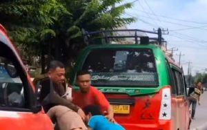 Dua Sopir Angkot di Medan Tarung Bebas di Tengah Jalan, Dipicu Rebutan Penumpang
