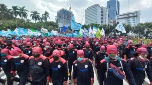 Tuntut UU Ciptaker Dicabut, Ribuan Buruh Karawang Menyerbu Istana Negara