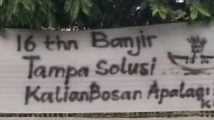 Kesal Kerap Kebanjiran, Warga Karangligar Karawang  Pasang Spanduk Sindir Pemerintah