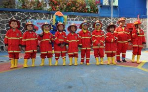Belajar Sambil Bermain, Aksi Pemadam Kebakaran Cilik di Purwakarta Bikin Gemas