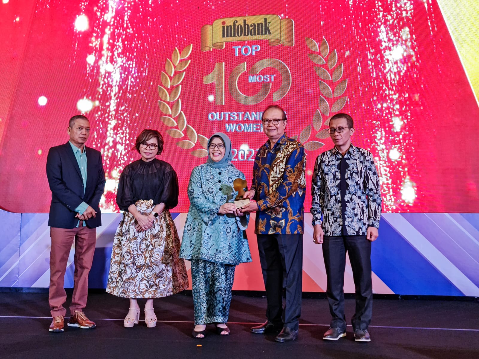 Direksi bank bjb saat menerima penghargaan Top 100 Outstanding Women Recognition 2023 (Foto: bank bjb)