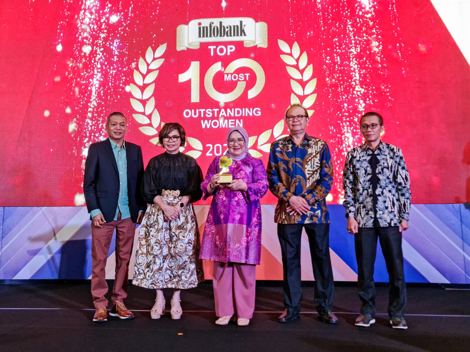 Direksi bank bjb saat menerima penghargaan Top 100 Outstanding Women (Foto: bank bjb)