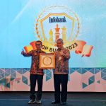 Direktur Utama bank bjb Yuddy Renaldi saat menerima penghargaan Top BUMD 2023 (Foto: bank bjb)