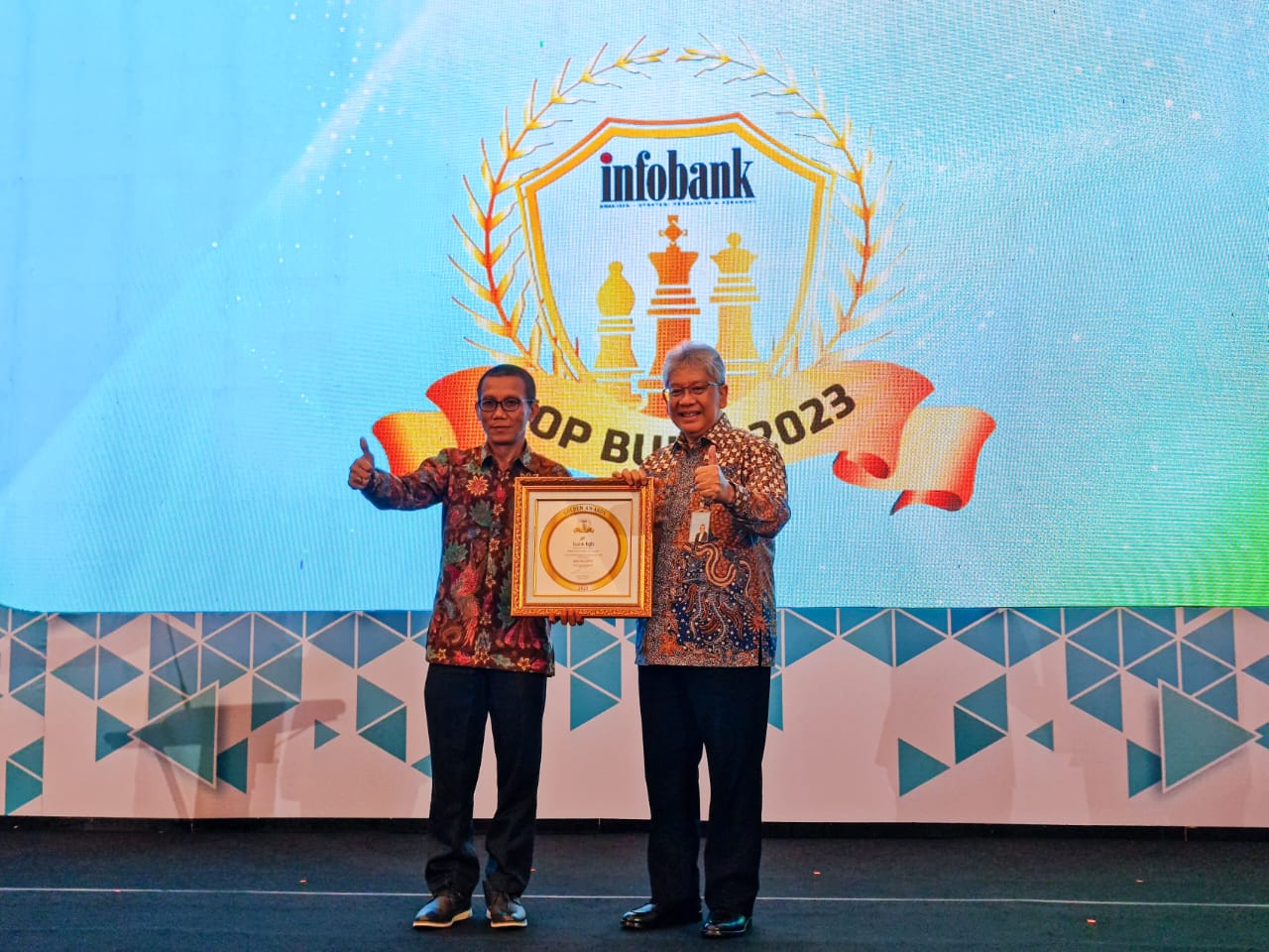 Direktur Utama bank bjb Yuddy Renaldi saat menerima penghargaan Top BUMD 2023 (Foto: bank bjb)