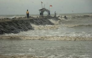 Gelombang Dahsyat Terjang Pesisir Indramayu, Tanggul Jebol hingga Puluhan Rumah Terendam