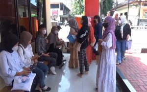 Jadi Korban Investasi Bodong, Puluhan Emak-emak Geruduk Polres Purwakarta