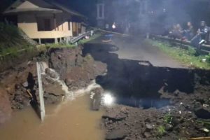 Jalan Penghubung Antar Kecamatan di Tasikmalaya Putus Tergerus Longsor