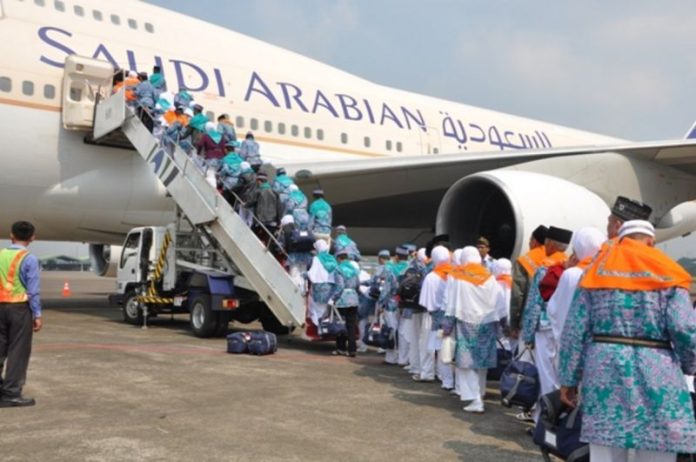 Para jemaah haji diberangkatkan menggunakan maskapai Saudi Airlines