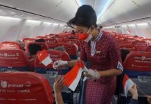 Pramugari maskapai Lion Air melayani penumpang