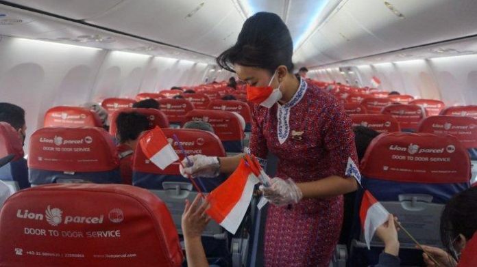 Pramugari maskapai Lion Air melayani penumpang