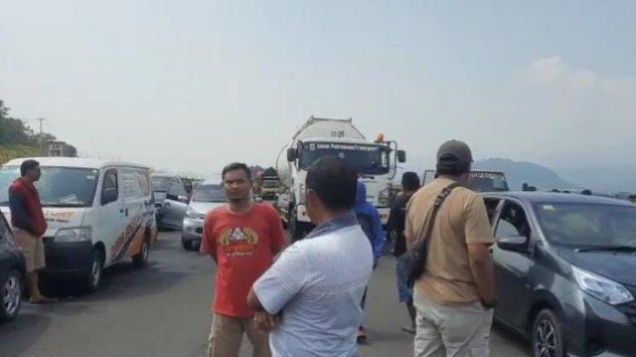 Sejumlah kendaraan terjebak usai warga memblokir jalan tol Cisumdawu