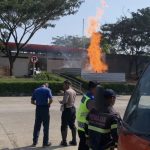 Tim Damkar dan pihak kepolisian bersiaga di sekitar semburan api di Rest Area KM 86 Tol Cipali