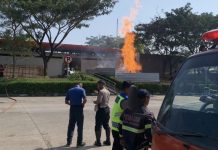 Tim Damkar dan pihak kepolisian bersiaga di sekitar semburan api di Rest Area KM 86 Tol Cipali