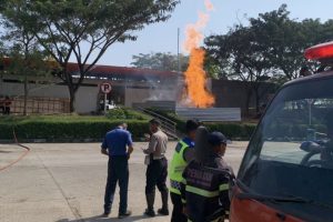 Tim Damkar dan pihak kepolisian bersiaga di sekitar semburan api di Rest Area KM 86 Tol Cipali