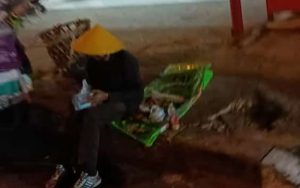 Aksi Berbagi Nasi Bungkus dan Fenomena Tunawisma di Purwakarta