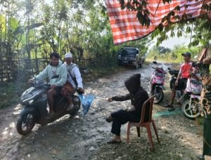 Jalan Rusak Parah, Warga Jaya Mukti Purwakarta Nekat Minta Sumbangan ke Pengendara yang Melintas
