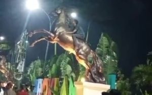 Viral! Pria Diduga Depresi Naiki Patung Kuda di Depan Pasar Proklamasi Rengasdengklok Karawang