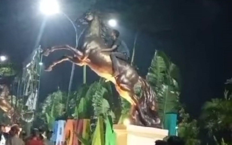 Viral! Pria Diduga Depresi Naiki Patung Kuda di Depan Pasar Proklamasi Rengasdengklok Karawang
