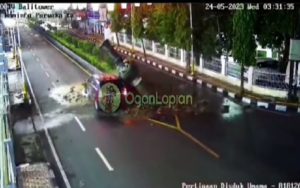 Kronologi Mobil Tabrak Patung Kendi Raksasa di Purwakarta