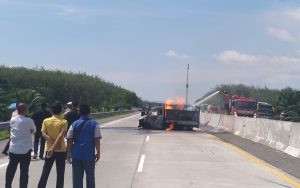 Gara-gara Pecah Ban, Mobil Pick Up Terbakar di Tol Serdang Bedagai