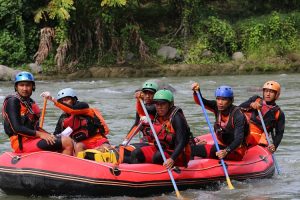 Rescuer Basarnas Medan Berjuang Taklukkan Arus Deras Sungai Bingei Cari Orang Hilang