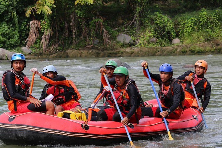 Rescuer Basarnas Medan Berjuang Taklukkan Arus Deras Sungai Bingei Cari Orang Hilang