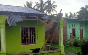 Belasan Rumah Rusak Diterjang Angin Puting Beliung di Serdang Bedagai