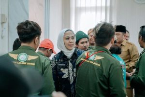 Bupati Karawang Cellica Nurrachadiana berbincang dengan perwakilan ojol