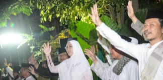 Bupati Purwakarta Anne Ratna Mustika melepas jemaah calon haji