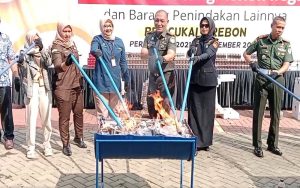 12 Juta Batang Rokok Ilegal dan Ratusan Alat Seks Dimusnahkan Kantor Bea Cukai Cirebon