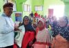 I Komang Koheri, Anggota Komisi VIII DPR RI memberikan bantuan ATENSI dari Kemensos kepada warga Lampung (Foto: Dokumen Sentra Wyata Guna Bandung )