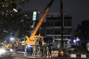 Akhirnya, Satpol PP Tertibkan Reklame Ilegal di Kota Bandung