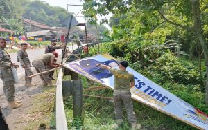 Ratusan APK di Purwakarta ditertibkan Satpol PP
