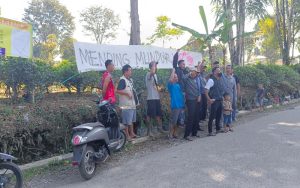Ini Alasan Warga Segel Kantor Desa Pangkalan Bojong Purwakarta