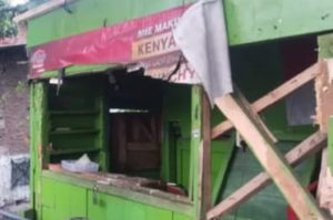 Diduga Menjual Obat Terlarang, Sebuah Kios di Cianjur Dirusak Warga