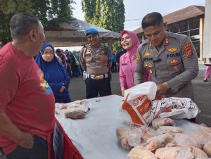 Warga Serbu Bazar Murah Ayam Potong di Polres Purwakarta
