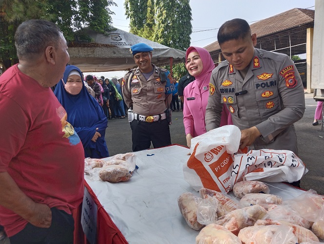 Warga Serbu Bazar Murah Ayam Potong di Polres Purwakarta