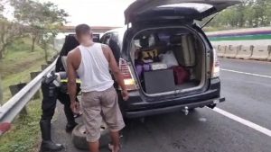 Dua Personel Satlantas Polres Purwakarta Bantu Warga Yang Alami Kesulitan Di Tol Cipali