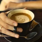 Ilustrasi manfaat dan dampak minum kopi bagi kesehatan tubuh