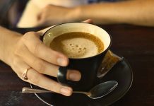 Ilustrasi manfaat dan dampak minum kopi bagi kesehatan tubuh