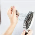 Ilustrasi rambut rontok dan cara mengatasinya