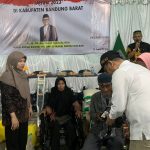 Ketua Komisi VIII DPR RI, Ace Hasan Syadzily saat menyerahkan bantuan ATENSI kepada masyarakat Desa Laksana Mekar, Kecamatan Padalarang, Kabupaten Bandung Barat (Foto: Doc. Sentra Wyata Guna Bandung)