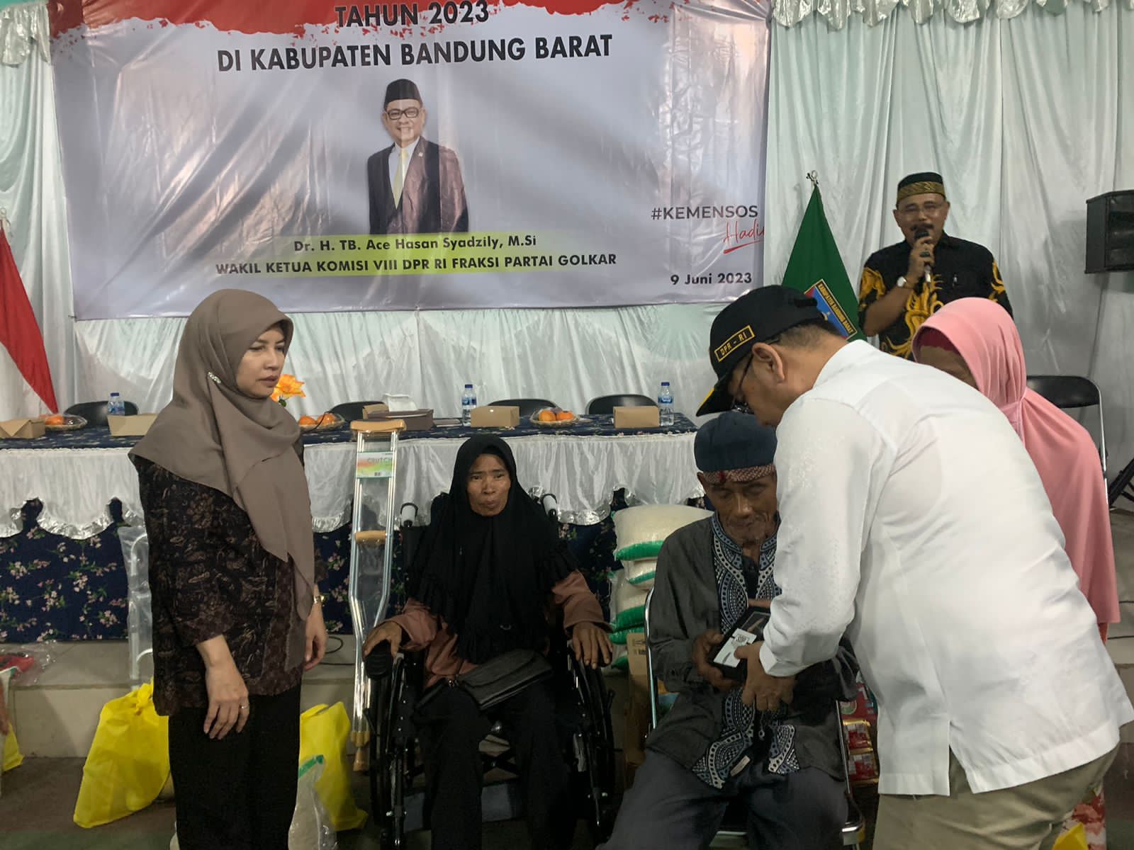 Ketua Komisi VIII DPR RI, Ace Hasan Syadzily saat menyerahkan bantuan ATENSI kepada masyarakat Desa Laksana Mekar, Kecamatan Padalarang, Kabupaten Bandung Barat (Foto: Doc. Sentra Wyata Guna Bandung)