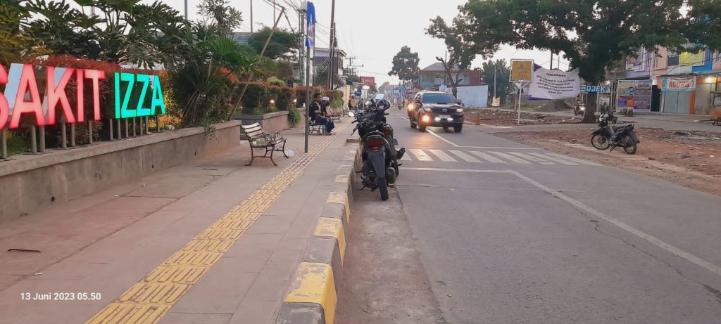 Pembangunan Trotoar di Depan RS Izza Karawang Dikeluhkan Pengguna Jalan