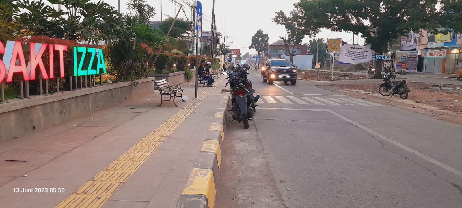 Pembangunan trotoar di depan RS Izza dikeluhkan warga