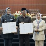 Penandatanganan naskah Raperda menjadi Perda oleh seluruh pimpinan DPRD Purwakarta dan Bupati Purwakarta Anne Ratna Mustika (Foto: Sekretariat DPRD Purwakarta)