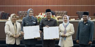 Penandatanganan naskah Raperda menjadi Perda oleh seluruh pimpinan DPRD Purwakarta dan Bupati Purwakarta Anne Ratna Mustika (Foto: Sekretariat DPRD Purwakarta)