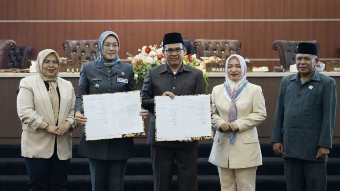 Penandatanganan naskah Raperda menjadi Perda oleh seluruh pimpinan DPRD Purwakarta dan Bupati Purwakarta Anne Ratna Mustika (Foto: Sekretariat DPRD Purwakarta)