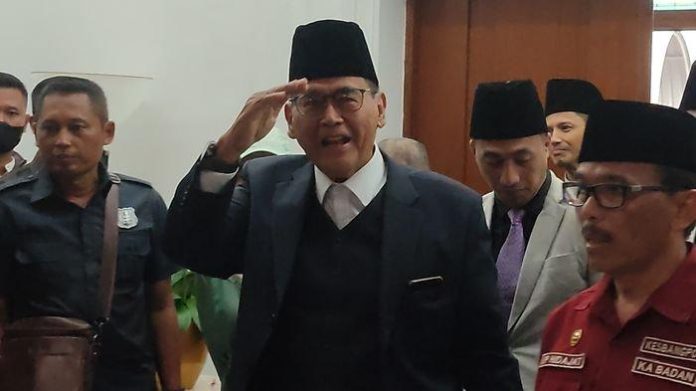 Pimpinan Ponpes Al Zaytun Indramayu Panji Gumilang saat tiba di Gedung Sate Bandung