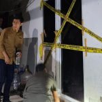 Polisi memasang police line di salah satu ruangan yang diduga sebagai bunker narkoba di kampus Universitas Negeri Makassar=